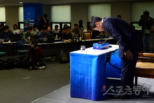 19일 서울 신문로 축구회관에서 대한축구협회 정몽규 회장이 일련의 사태에 대해 입장을 표명했다. 기자회견을 마친 정몽규 회장이 고개 숙여 인사하고 있다. 김민성 기자 marineboy@donga.com