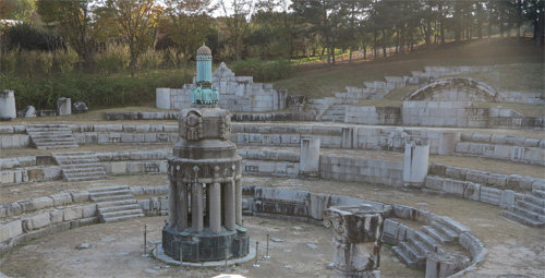 충남 천안시 독립기념관 야외에 전시 중인 조선총독부 중앙돔 첨탑(가운데)과 여러 철거 부재들.