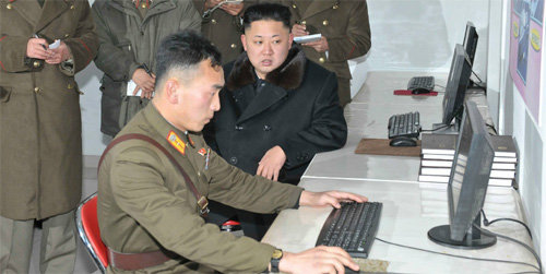 북한이 최근 해킹능력을 빠르게 키우고 있다. 평양의 인터넷 회선이 크게 늘어나 해커들이 중국에 나올 필요도 없어졌다. 사진은 집권 초기 군부대를 방문해 컴퓨터 작업을 지켜보고 있는 김정은. 사진 출처 우리민족끼리 홈페이지