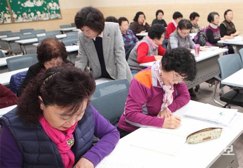 1일 서울 영등포구청 ‘늘푸름학교’에서 배움의 시기를 놓친 사람들이 한글 수업을 받고 있다. 영등포구는 지난해 한글을 깨치지 못한
 사람들을 위해 늘푸름학교를 개설했고 이 학교에서 약 8개월간 과정을 이수한 사람들은 초등 학력을 인정받는다. 김단비 기자 kubee08@donga.com