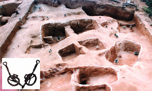 1990년대 충북 청주시 신봉동 유적 발굴 당시 각종 토기가 출토된 토광묘들. 이곳에서는 재갈(작은 사진), 발걸이 등 백제 마구가 당시로선 최초로 발견됐다. 국립청주박물관 제공