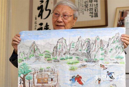 3년 전부터 동양화를 배우기 시작한 임경순 씨는 금강산에서 북한 사람들과 함께 스키를 타는 모습을 상상하며 그린 그림을 들어 보이기도 했다. 전영한 기자 scoopjyh@donga.com