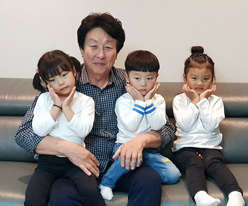 이길남 씨가 손자손녀를 품에 안고 밝게 웃고 있다. 사진제공 ｜ 이길남 씨