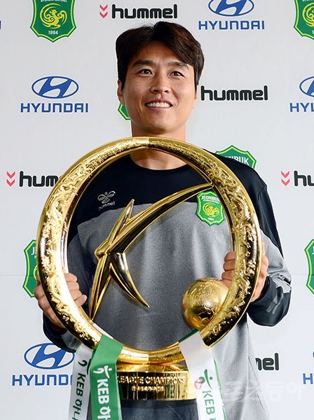 이동국이 써낸 화려한 전설 뒤에는 아낌없이 뒷받침한 가족들이 있었다. 특히 아버지 이길남 씨는 누구보다 가슴 졸이며 아들의 플레이를 지켜봤다. 완주 ｜ 김민성 기자 marineboy@donga.com·