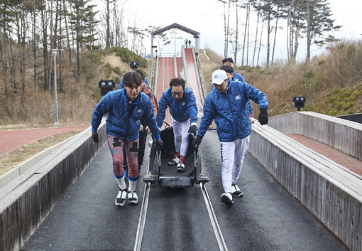 시속 150km가 넘는 속도를 온몸으로 이겨내며 봅슬레이에 도전한 MBC ‘무한도전’ 멤버들. 이들은 동계올림픽 비인기종목에 대한 관심을 환기시키기 위해 힘써왔다. 사진제공｜MBC