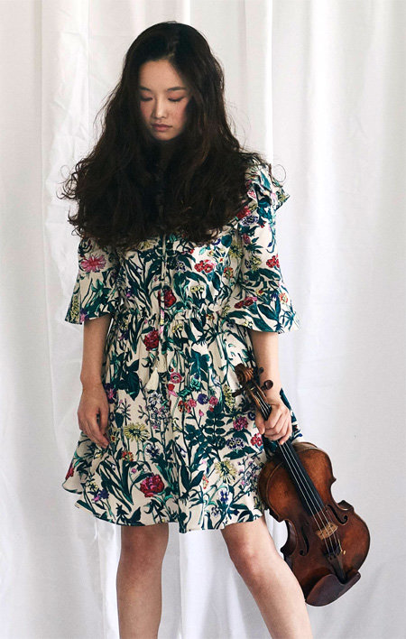 김봄소리는 꽃무늬 원피스를 입은 자신의 사진을 데뷔앨범 커버로 사용했다. ⓒphotographer Kyutai Shim