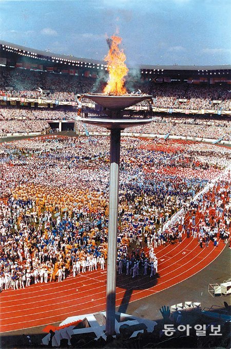 1988년 9월 21일 잠실종합운동장 주경기장에서 서울 올림픽 성화가 활활 타오르고 있다. 동아일보DB