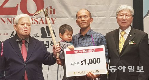일본 시스파레 원정대의 히라이테 가즈야(가운데)가 황금피켈상을 수상한 뒤 아들과 포즈를 취하고 있다. 왼쪽은 홍석하 월간 ‘사람과 산’ 대표, 오른쪽은 이인정 아시아산악연맹 회장. 유재영 기자 elegant@donga.com