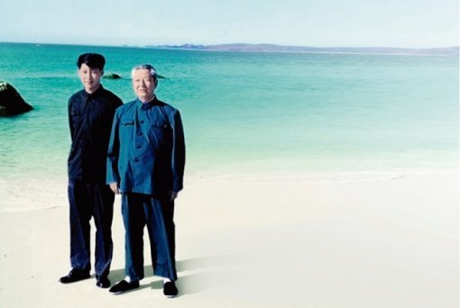 시중쉰 전 국무원 부총리(오른쪽)가 1978년 아들 시진핑(현 국가주석)과 함께 하이난성을 방문했을 때 모습.[베이징 뉴스]
