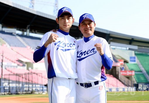 ‘가문의 영광.’ 아시아프로야구챔피언십 대표팀에 나란히 선발돼 태극마크를 함께 단 이종범(오른쪽) 코치와 이정후 부자가 5일 잠실구장 첫 소집훈련에서 어깨동무를 하고 선전을 다짐하고 있다.  잠실 ｜ 김민성 기자 marineboy@donga.com