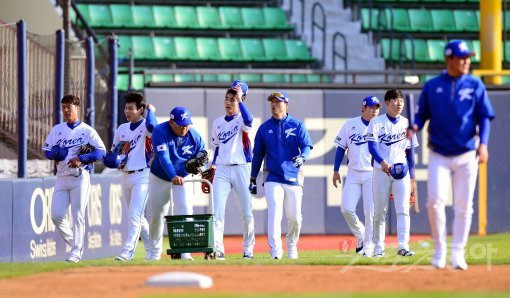 한국 야구국가대표팀이 오는 16일부터 4일간 일본 도쿄돔에서 열리는 ‘아시아 프로야구 챔피언십 2017’ 대회를 앞두고 5일 서울 잠실야구장에서 첫 소집 훈련을 가졌다. 야구대표팀 선수들이 훈련을 마치고 더그아웃으로 향하고 있다. 잠실 | 김민성 기자 marineboy@donga.com