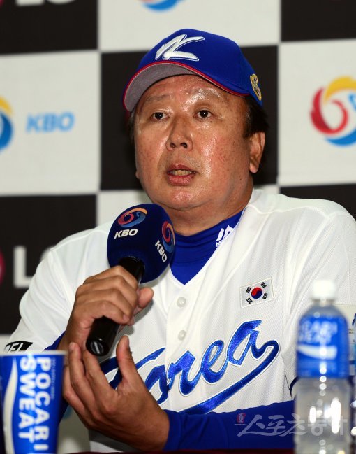 ‘아시아프로야구챔피언십(APBC) 2017’에 출전할 국가대표팀 선동열 감독이 5일 잠실구장에서 첫 훈련을 지휘하며 ‘지키는 
야구’로 선전할 것을 다짐했다. 선 감독은 이번 대회에서 일본, 대만과 겨룰 우리 대표팀 전력에 대해 “충분히 강하다”며 자신감을
 드러냈다. 잠실 ｜ 김민성 기자 marineboy@donga.com