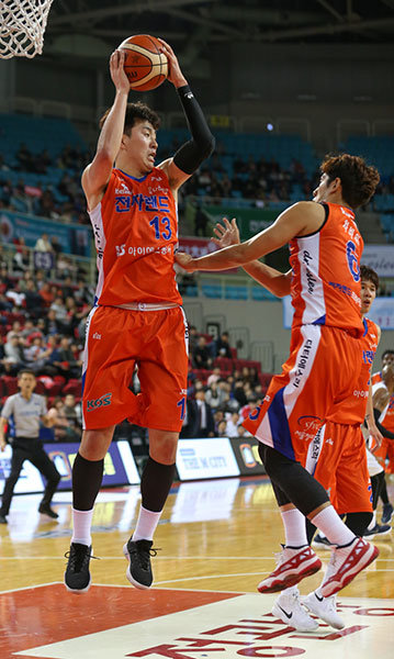 전자랜드 강상재-차바위(오른쪽). 사진제공｜KBL