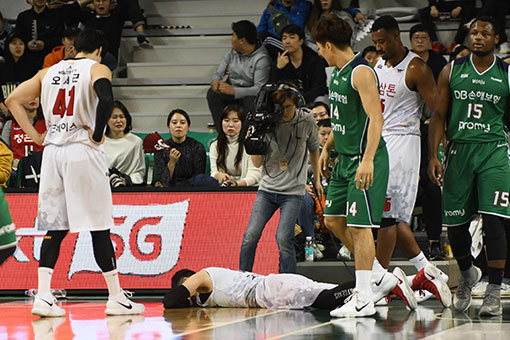 지난 DB전에서 부상을 당한 양희종. 사진제공｜KBL