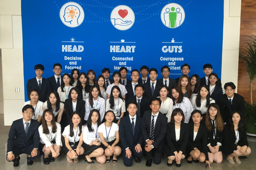 한국화이자제약 2017년 하계 인턴 단체사진. 사진제공｜한국화이자제약