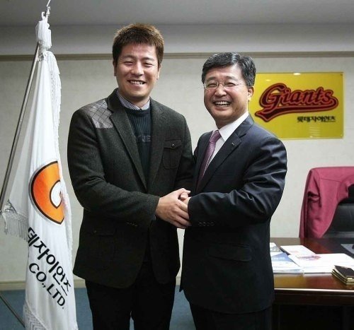 지난 2013년 스토브리그에서 가장 먼저 FA계약에 성공한 강민호. 사진제공｜롯데 자이언츠