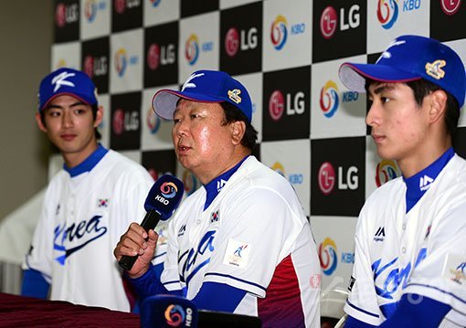 한국 야구국가대표팀이 오는 16일부터 4일간 일본 도쿄돔에서 열리는 ‘아시아 프로야구 챔피언십 2017‘ 대회를 앞두고 5일 서울 잠실야구장에서 첫 소집 훈련을 가졌다. 야구대표팀 선동열 감독이 인터뷰를 하고 있다. 잠실 | 김민성 기자 marineboy@donga.com