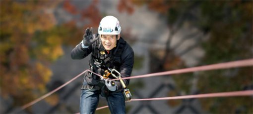 5일 서울 강남구 삼성역 인근 빌딩에서 골육종을 앓는 아들을 둔 이성준 씨가 래펠링에 도전하고 있다. 난치병어린이들에게 희망을 주기 위한 이 행사는 한국메이크어위시재단이 주최했다. 한국메이크어위시재단 제공