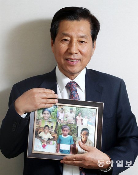 후원하는 해외 어린이들의 사진을 들고 있는 최신묵 ㈜가이아 대표이사. 양회성 기자 yohan@donga.com