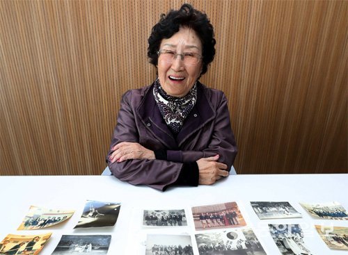 한국 피겨의 역사가 담긴 앨범 사진을 펼쳐 보이며 활짝 웃고 있는 홍용명 여사. 양회성 기자 yohan@donga.com