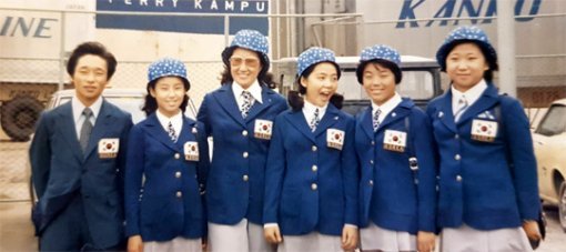 코치 시절인 1969년 피겨 선수들과 일본 전지훈련을 떠난 홍용명 여사(왼쪽에서 세 번째)는 한국 피겨계가 세계무대로 나아가는 계기를 마련했다. 홍용명 여사 제공