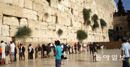 이스라엘 예루살렘 서쪽 성벽인 ‘통곡의 벽’은 유대교와 이슬람교가 모두 신성시하는 성지다. 예루살렘을 둘러싼 이스라엘과 팔레스타인, 이스라엘과 아랍국가들 간의 갈등을 보여주는 대표적인 장소이기도 하다. 동아일보DB