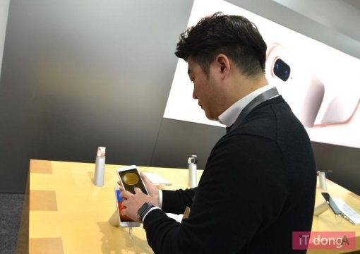 아이폰8 플러스 사용법을 알려주고 있는 안택현 아이폰마스터(출처=IT동아)