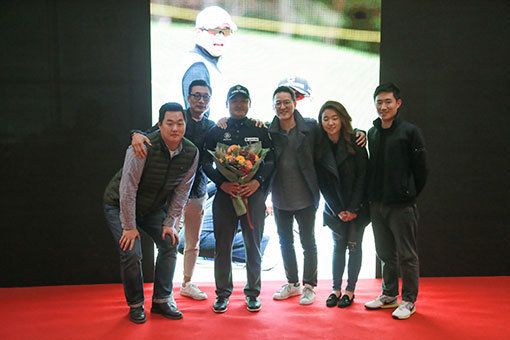 은퇴식에서 16년간 동고동락한 스포티즌 직원들과 함께 한 김대섭(왼쪽에서 세 번째). 사진제공 ㅣ 스포티즌
