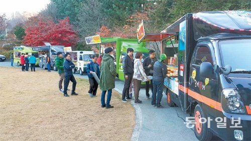 제3회 세종푸드트럭페스티벌 참가 업체들이 행사 한 달 만인 7일 세종시에 있는 사회복지시설 6곳을 찾아 자신들의 음식을 무료로 나누는 행사를 연다. 사진은 지난해 나눔행사 모습. 이기진 기자 doyoce@donga.com