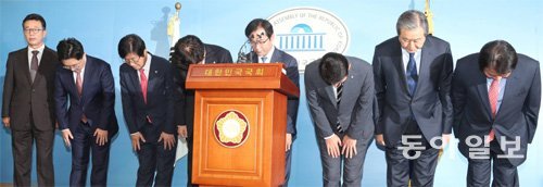“바른정당 떠납니다” 김무성 의원(오른쪽에서 두 번째) 등 바른정당 의원 8명이 6일 국회에서 탈당 
선언을 한 뒤 허리를 숙여 인사하고 있다. 주호영 당 대표 권한대행 겸 원내대표는 기자회견에 참석하지 않았지만 탈당 의사를 밝혀 
탈당 의원은 총 9명이다. 김동주 기자 zoo@donga.com