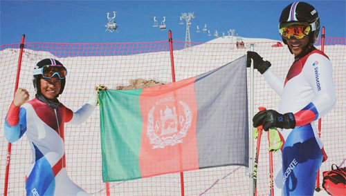 2018년 평창 겨울올림픽 출전을 눈앞에 둔 아프가니스탄 스키 대표팀의 사자드 후세이니(왼쪽)와 사예드 알리샤 파르항이 스키장에서 국기를 펴 보이고 있다. 아프가니스탄 선수들이 겨울올림픽에 참가하는 건 이번이 처음이다. 아프간 스키 챌린지 페이스북