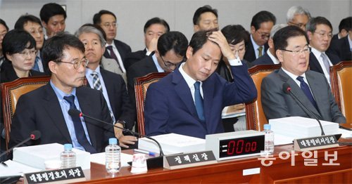 사진=앞줄 왼쪽부터 장하성 정책실장, 임 실장, 정의용 국가안보실장. 김동주 기자 zoo@donga.com