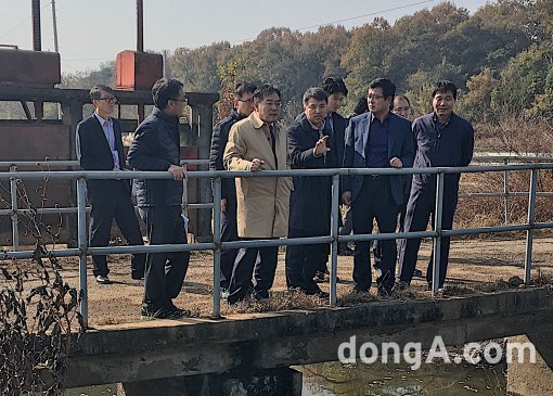 정승 한국농어촌공사 사장이 평택 연화지구 용수로 사업 현장을 점검하고 있다.