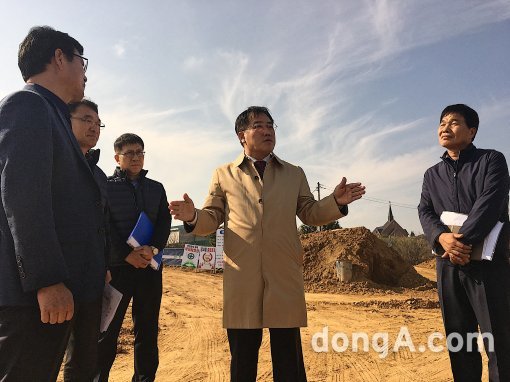 정승 한국농어촌공사 사장이 평택 연화지구 용수로 사업 현장을 점검하고 있다.