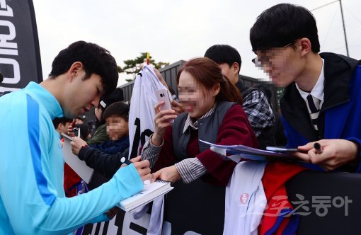 오는 10일 콜롬비아, 14일 세르비아와의 친선경기를 앞둔 한국 축구대표팀이 7일 수원월드컵 보조경기장에서 오픈트레이닝 행사를 가졌다. 대표팀 손흥민이 축구팬들에게 사인을 하고 있다. 수원 | 김민성 기자 marineboy@donga.com