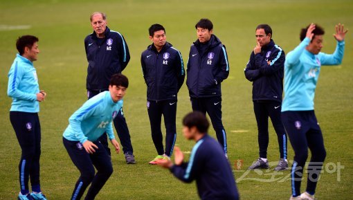 오는 10일 콜롬비아, 14일 세르비아와의 친선경기를 앞둔 한국 축구대표팀이 7일 수원월드컵 보조경기장에서 오픈트레이닝 행사를 가졌다. 대표팀 신태용 감독이 그란데, 미냐노 코치와 선수들의 훈련을 바라보고 있다. 수원 | 김민성 기자 marineboy@donga.com