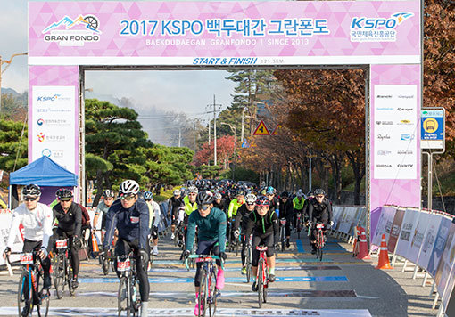 지난 4일 열린 2017 KSPO 백두대간 그란폰도에는 뜨거운 호응 속에 2018명이 참가했다. 산악도로 121.3km를 6시간 내에 들어오는 코스를 1413명이 완주했고, 이중 1008명이 컷인 했다. 사진제공｜경륜경정사업본부