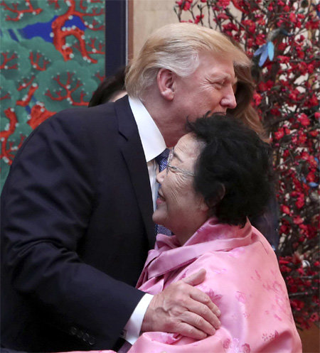 위안부 피해 할머니 안아준 트럼프 도널드 트럼프 미국 대통령이 7일 저녁 청와대 국빈만찬에서 위안부 피해자 이용수 할머니와 포옹하고 있다. 청와대사진기자단