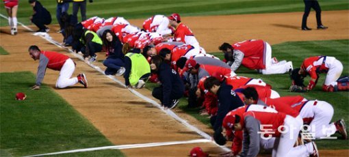 “팬들 덕분에 우승했습니다” 김기태 감독(왼쪽)을 비롯한 KIA 선수단이 지난달 30일 한국시리즈 우승을 확정지은 뒤 KIA 관중석을 향해 큰절을 하고 있다. 평소 상남자 이미지를 지닌 김 감독이 흘린 눈물은 많은 팬의 눈물샘을 자극했다. 김종원 스포츠동아 기자 won@donga.com