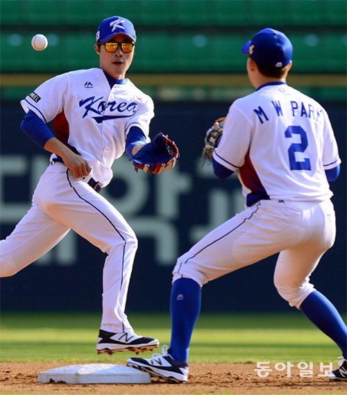 한국 야구 대표팀에서 키스톤 콤비로 호흡을 맞추고 있는 유격수 김하성(왼쪽)과 2루수 박민우. 동아일보DB