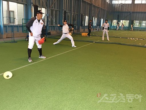 한화 송창식과 김진영(왼쪽부터)이 8일 일본 미야자키 기요타케공원 내 실내체육관에서 진행된 마무리캠프에서 캐치볼을 하고 있다.  미야자키(일본) ｜ 강산 기자 posterboy@donga.com