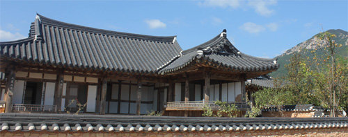 2006년 전남 구례에서 순천 낙안읍성 옆 뿌리깊은나무 박물관 야외로 옮긴 단소명인 김무규 고택의 사랑채.