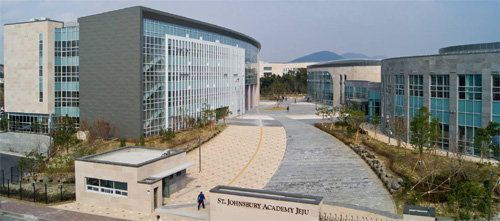 제주 서귀포시 대정읍 세인트존스베리아카데미 제주(SJA제주) 전경. 왼쪽 건물은 학교 행정동, 오른쪽 건물은 P.A.C(Performing Arts Center)다. SJA제주 제공