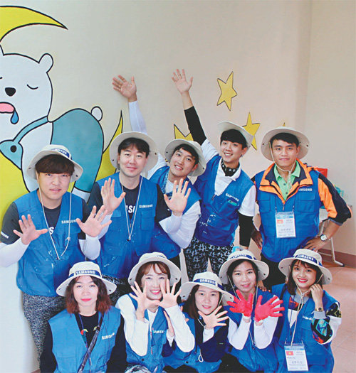 2016년 11월 베트남 하노이 인근 타이응우옌성으로 봉사활동을 떠난 삼성전자 임직원 해외봉사단이 현지 복지센터 환경 개선을 위해 벽화 작업을 했다.