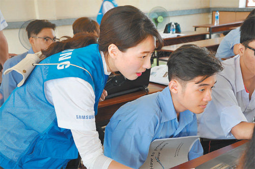 2016년 11월 베트남 호찌민으로 봉사활동을 떠난삼성전자 임직원 해외봉사단이 현지 청년들을 대상으로 IT 교육을 하고 있다.