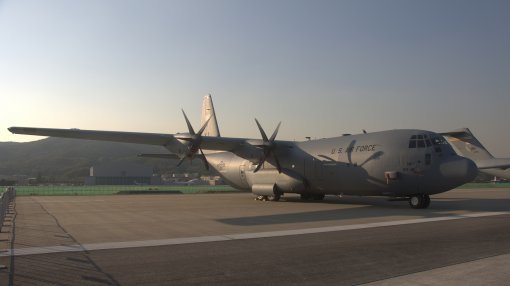 미 공군이 운용하는 C-130J. 우리 공군도 같은 비행기를 가지고 있지만 올해 ADEX에 전시하지 않았습니다.