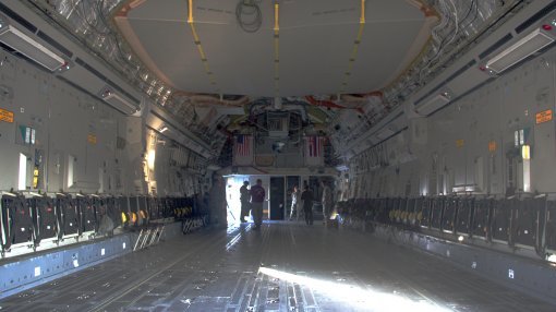 C-17 내부. 탑승해 있는 미군 승무원들의 크기로 얼마나 큰지 짐작할 수 있습니다.