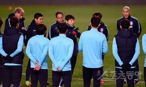 10일 콜롬비아와 평가전을 갖는 한국 축구대표팀이 9일 수원월드컵경기장에서 적응 훈련을 가졌다. 신태용 감독이 훈련 지시를 하고 있다. 수원 | 김종원 기자 won@donga.com