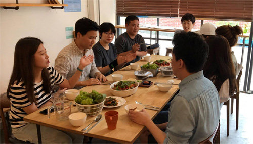 서울 동작구 상도동에 마련된 주민 커뮤니티 공간인 ‘청춘플랫폼’에서 지역 청년들이 함께 모여 식사를 하고 있다. 블랭크 제공