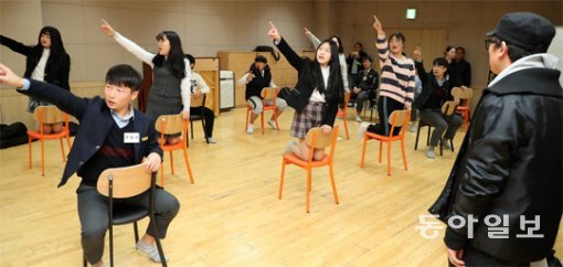 8일 오후 서울 중구 충무아트센터에서 중학생들이 정태영 감독의 지도 아래 뮤지컬 ‘불타는 별들’의 춤동작을 연습하고 있다. 전영한 기자 scoopjyh@donga.com